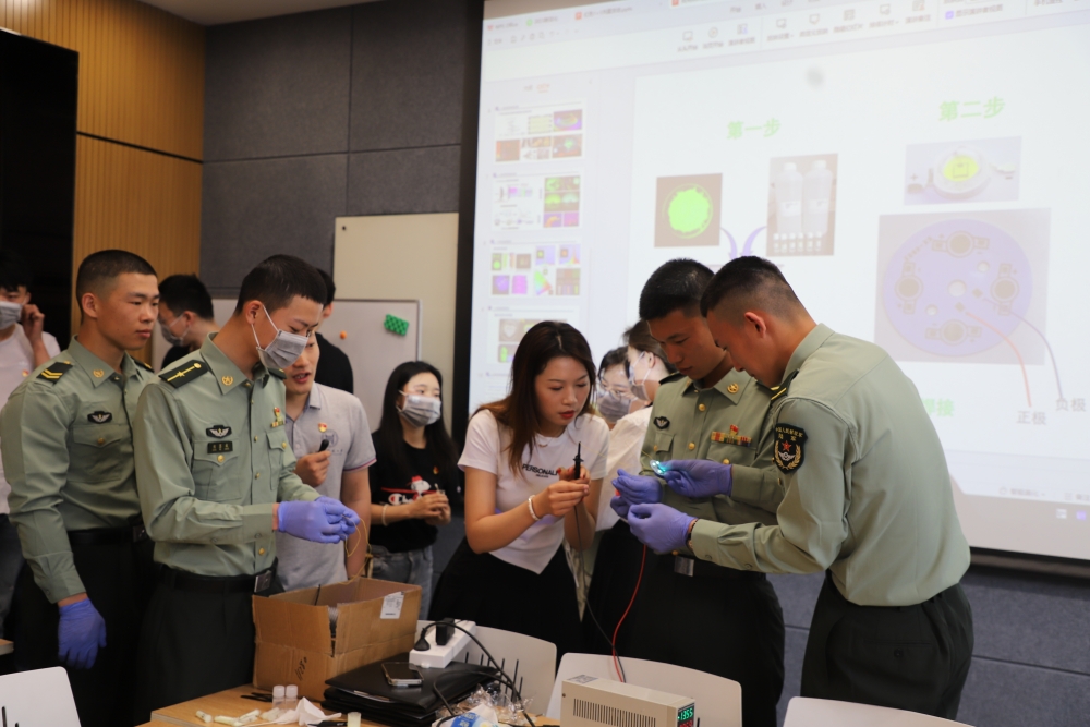 1716859483495532.jpg 在学校-体验实验 (1)_副本.jpg