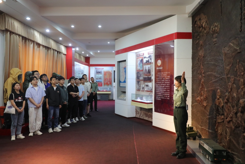 1716859579950676.jpg 在营区-参观团史馆_副本.jpg